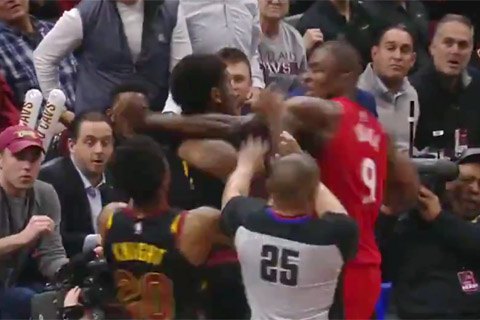 В матче чемпионата НБА центровые устроили между собой драку