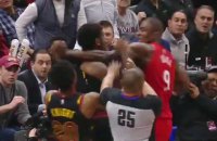 В матче чемпионата НБА центровые устроили между собой драку