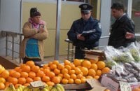 У метро "Олимпийская" разгоняют стихийных торговцев
