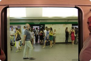 В киевском метро установят защитные стены от самоубийц