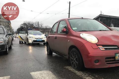 Автомобиль сбил трех человек на остановке в Киеве