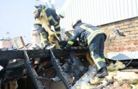 В центре Киева ликвидировали пожар на крыше жилого дома