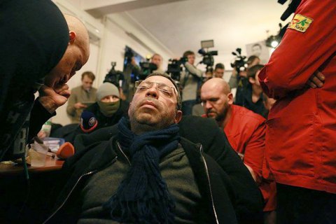 Карете "скорой помощи" не дали увезти Корбана из двора суда (обновлено)