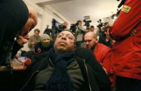 Карете "скорой помощи" не дали увезти Корбана из двора суда (обновлено)