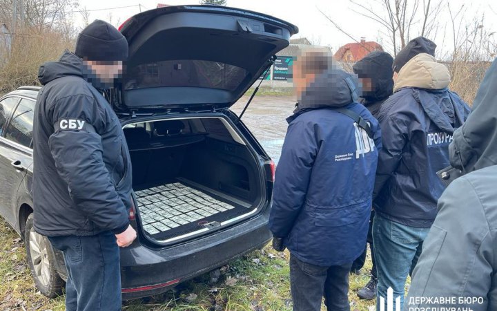 ДБР затримало на хабарі у 5000 доларів начальника сектору одного з правоохоронних органів на Волині