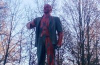 В Санкт-Петербурге памятник Ленину облили краской и написали на нем "палач"