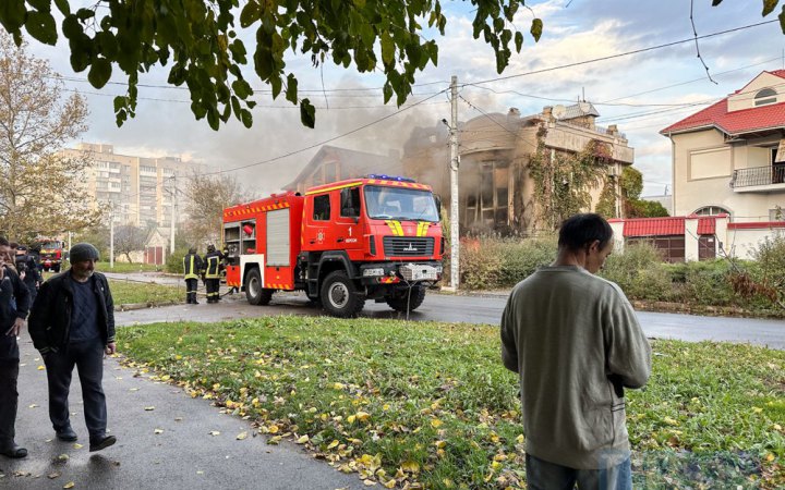 Внаслідок російських обстрілів по Херсону постраждала пасажирка маршрутки