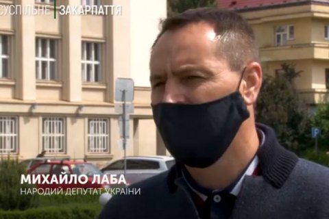 В Закарпатской области во двор депутата бросили "коктейль Молотова"