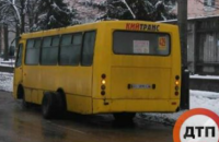 У Києві під час руху у маршрутки відвалилися колеса