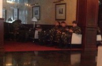 Готель Кернеса заблокували люди з автоматами