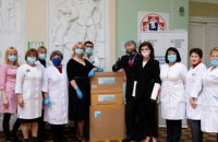 Фонд Порошенко передал в больницу Охматдет 3 тысячи швейцарских ИФА-тестов