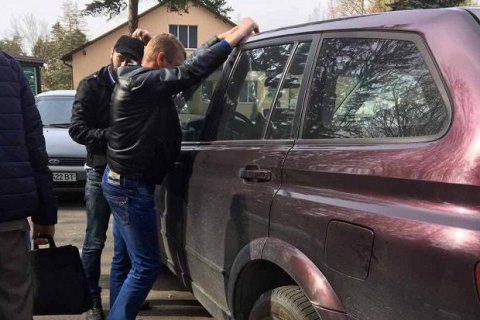 В Киевской области главу сельсовета задержали при получении 60 тыс. гривен взятки