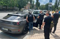 Чиновник Львівської митниці "допомагав" чоловікам покинути Україну за $15 000