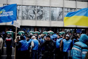 Возле ВР митингуют около 500 сторонников "регионалов"