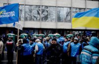 Возле ВР митингуют около 500 сторонников "регионалов"