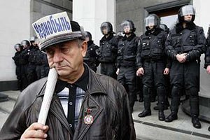 Донецкие чернобыльцы украсили елку ксерокопиями невыполненных решений судов