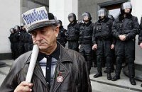 Донецкие чернобыльцы украсили елку ксерокопиями невыполненных решений судов
