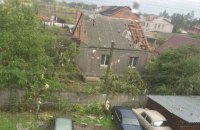 Сильный ветер снес крыши и повалил деревья в Кропивницком (обновлено)