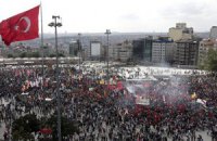 Губернатор Стамбула пожелал оказаться среди протестующих