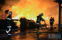В Киеве горел склад пиломатериалов