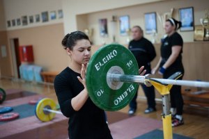 Украинские тяжелоатлетки подняли груз медалей в Израиле