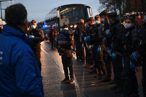 У Парижі зі сльозогінним газом виселили нелегальний табір мігрантів