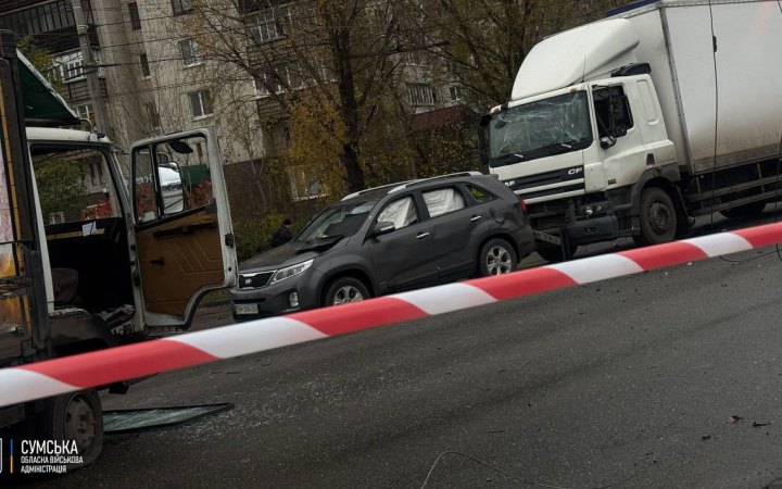 Росіяни атакували дроном перехрестя у Сумах, поранено майже десяток людей