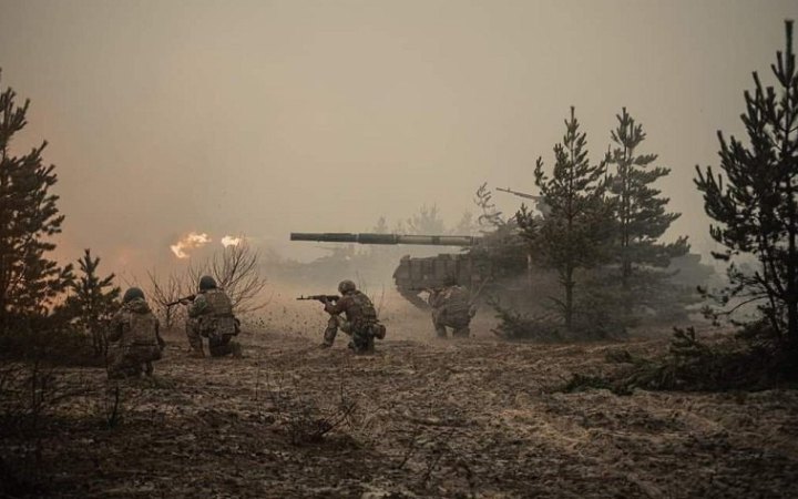 Ворог наступає на чотирьох напрямках і обороняється – на трьох, – Генштаб