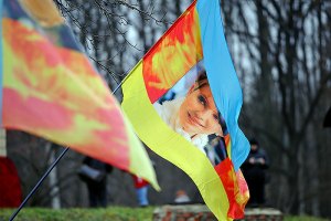 Турчинов и Яценюк пошли к Тимошенко с розами