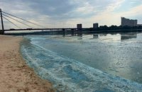 Екологи пояснили причини зміни кольору води та появи піни у Дніпрі