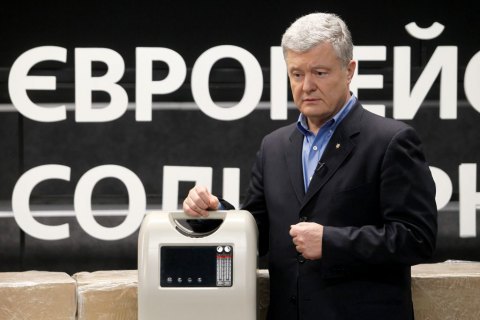 Порошенко передал больницам первые 12 кислородных концентраторов