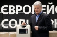 Порошенко передал больницам первые 12 кислородных концентраторов