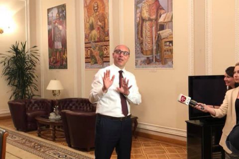 Парубий оставил новому спикеру Рады портреты ​князей и гетьманов