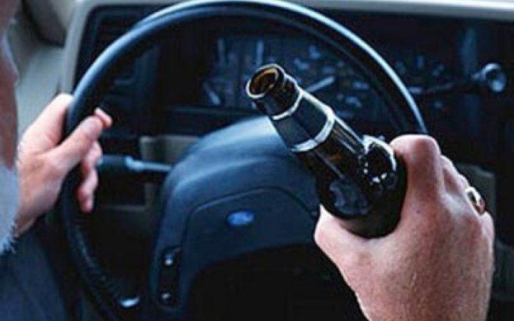 У Дніпрі поліцейські застосували зброю під час затримання п'яної водійки