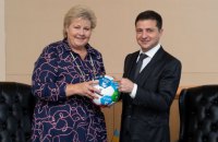 Прем'єр Норвегії подарувала Зеленському футбольний м'яч з "Цілями сталого розвитку"