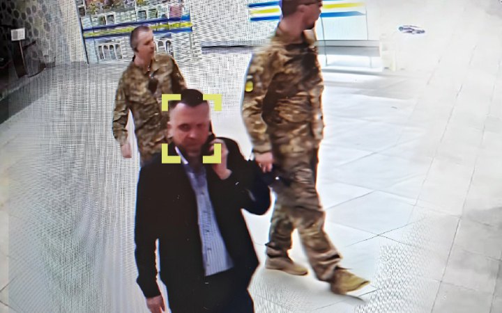 УП: Після інциденту з журналістом "Слідство.Інфо" керівника Солом'янського військкомату перевели на іншу роботу