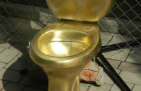 Дончанам показали золотой унитаз Януковича