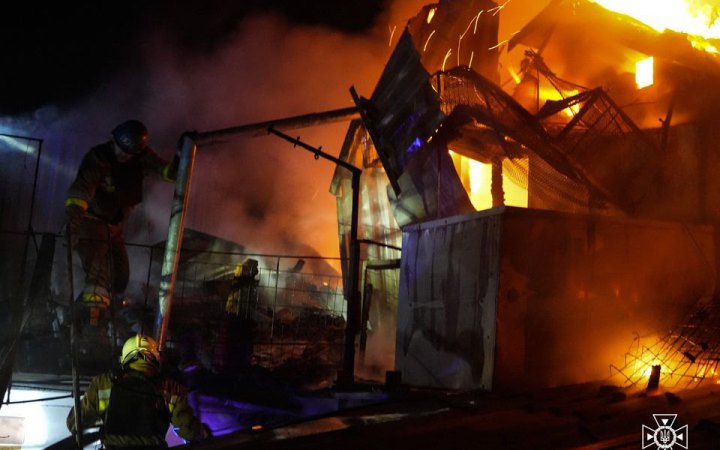 У Миколаєві вночі “шахед” влучив у промислове підприємство. Також пошкоджений обʼєкт спортивної інфраструктури