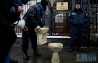 Под российским посольством в Киеве митинговали недовольные вмешательством Путина в дела Украины