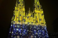 Костел святого Миколая та Центральний залізничний вокзал у Києві підсвітили кольорами прапору України. Фото