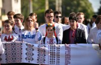 Мариуполь отметил День вышиванки парадом