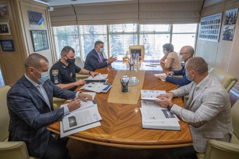 Аваков провів зустріч "off the record" щодо розслідування підпалу авто програми "Схеми"