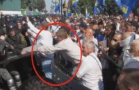МВД показало фото, как Швайка отбирает щит у бойца Нацгвардии 