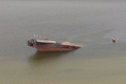 В Каховском водохранилище затонула баржа с нефтепродуктами
