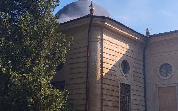 Росіяни обстріляли громадський транспорт та церкву у Херсоні. Під час гасіння пожежі в соборі був повторний обстріл 