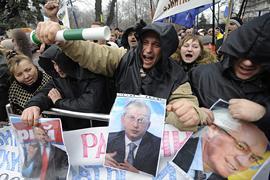 Две трети украинцев недовольны правительством - опрос