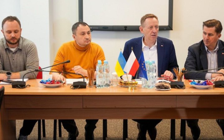 Польща домовилася з Україною тимчасово припинити імпорт зерна