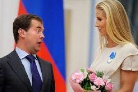 Медведев увлекся йогой и шведкой с татуировкой
