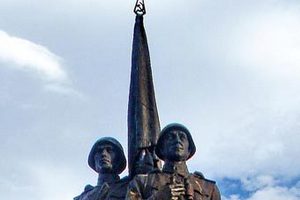 Литовский депутат предложил убрать серп и молот со скульптуры