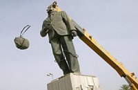 На торги выставили бронзовую ягодицу Саддама Хусейна
